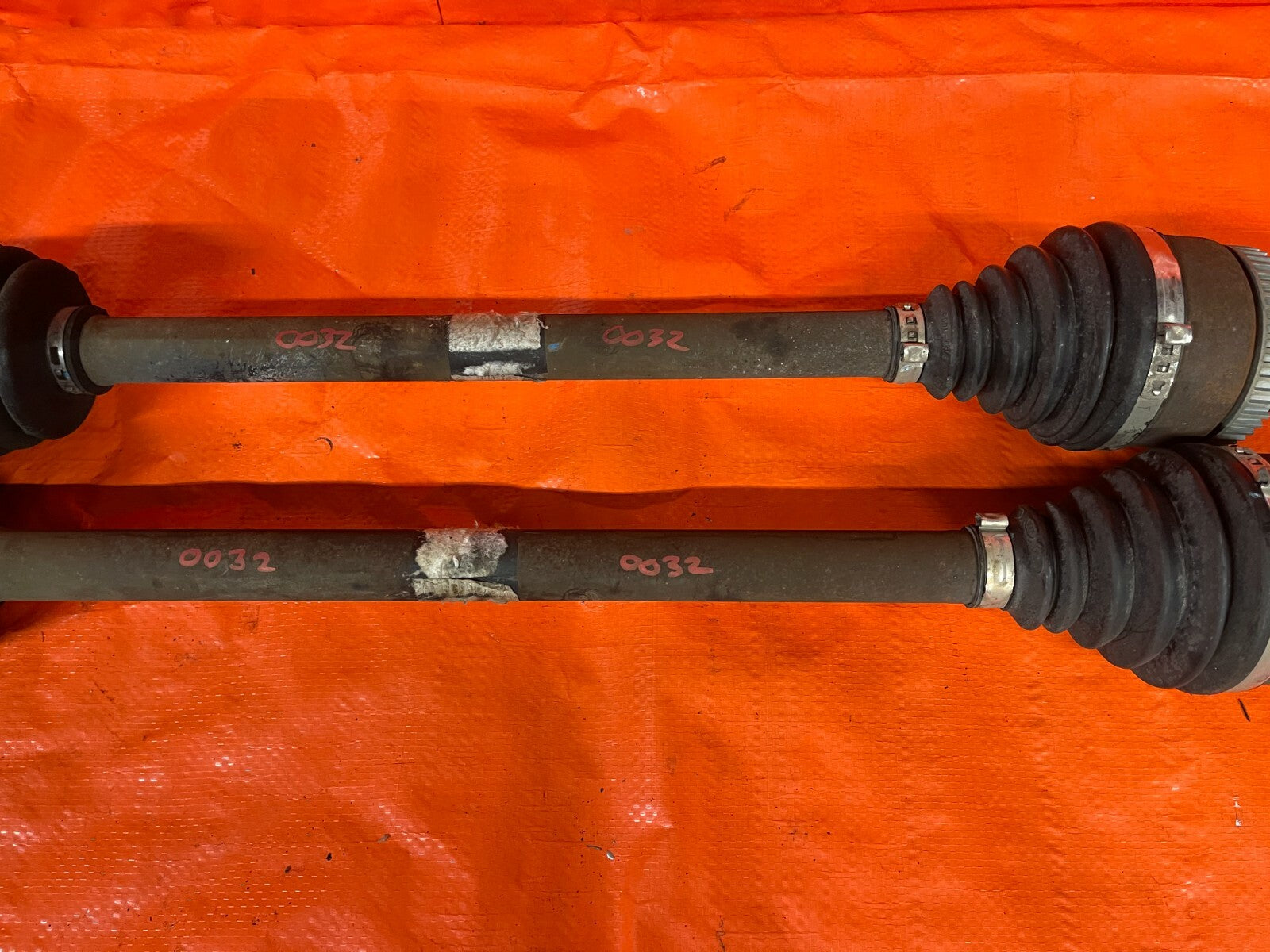 10 12 HYUNDAI GENESIS   2D COUPE   AUTOMATIC   AXLE SET AXLES LEFT RIGHT AUTO AT2