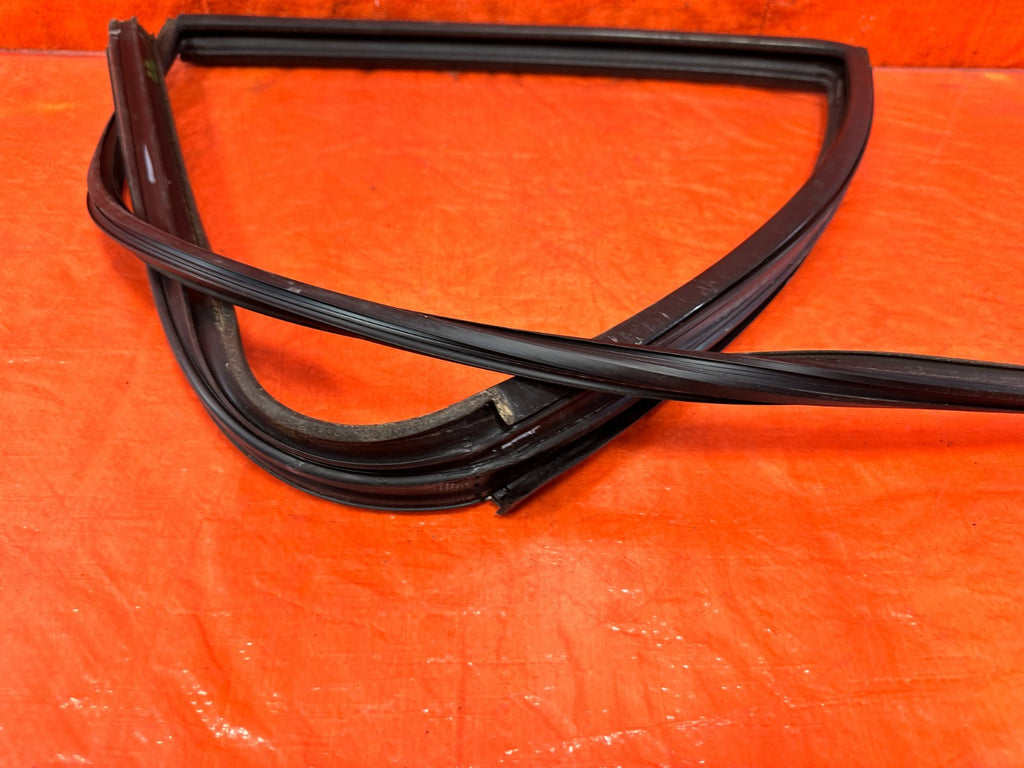 97 01 HONDA CR V CRV   PASSENGER RIGHT REAR WINDOW GLASS RUN CHANNEL OEM 3014