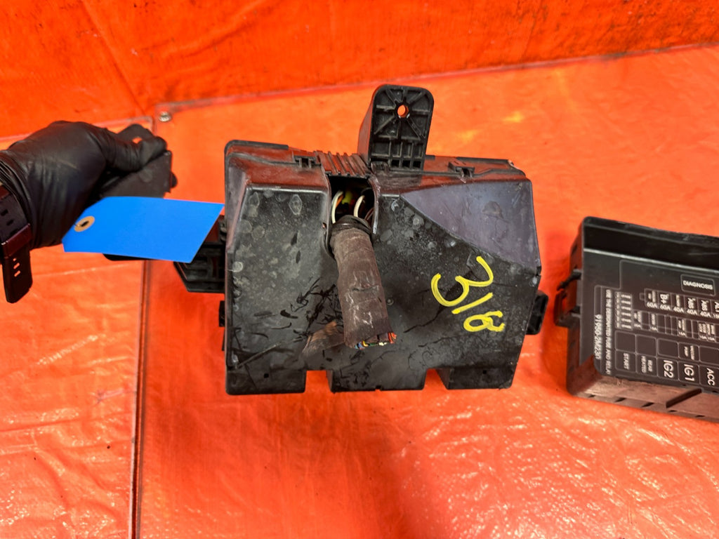 13 16 HYUNDAI GENESIS COUPE   EXTERIOR ENGINE BAY FUSE BOX   OEM 3184