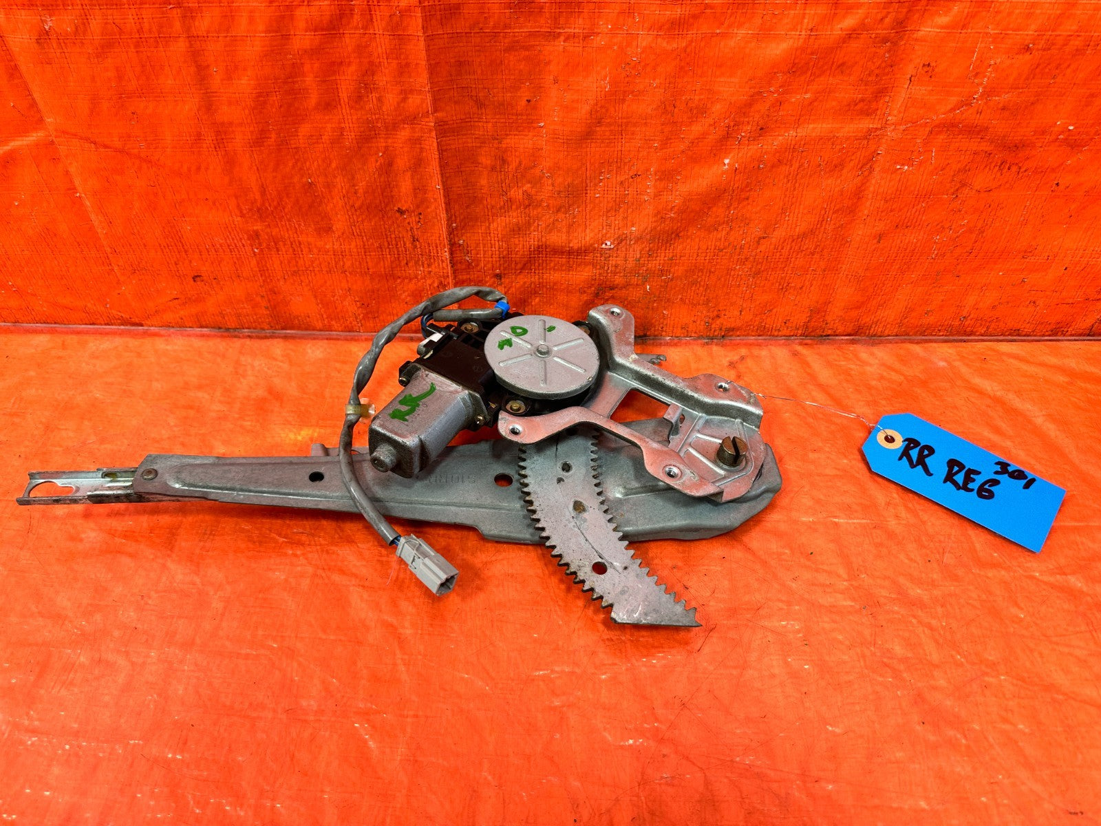 97 01 HONDA CR V CRV PASSENGER RIGHT REAR WINDOW REGULATOR W/ MOTOR   OEM #3010