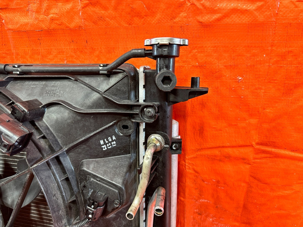 12 14 HYUNDAI GENESIS COUPE BK2 2.0L   RADIATOR W/ BOTH COOLING FANS & TANK 3252