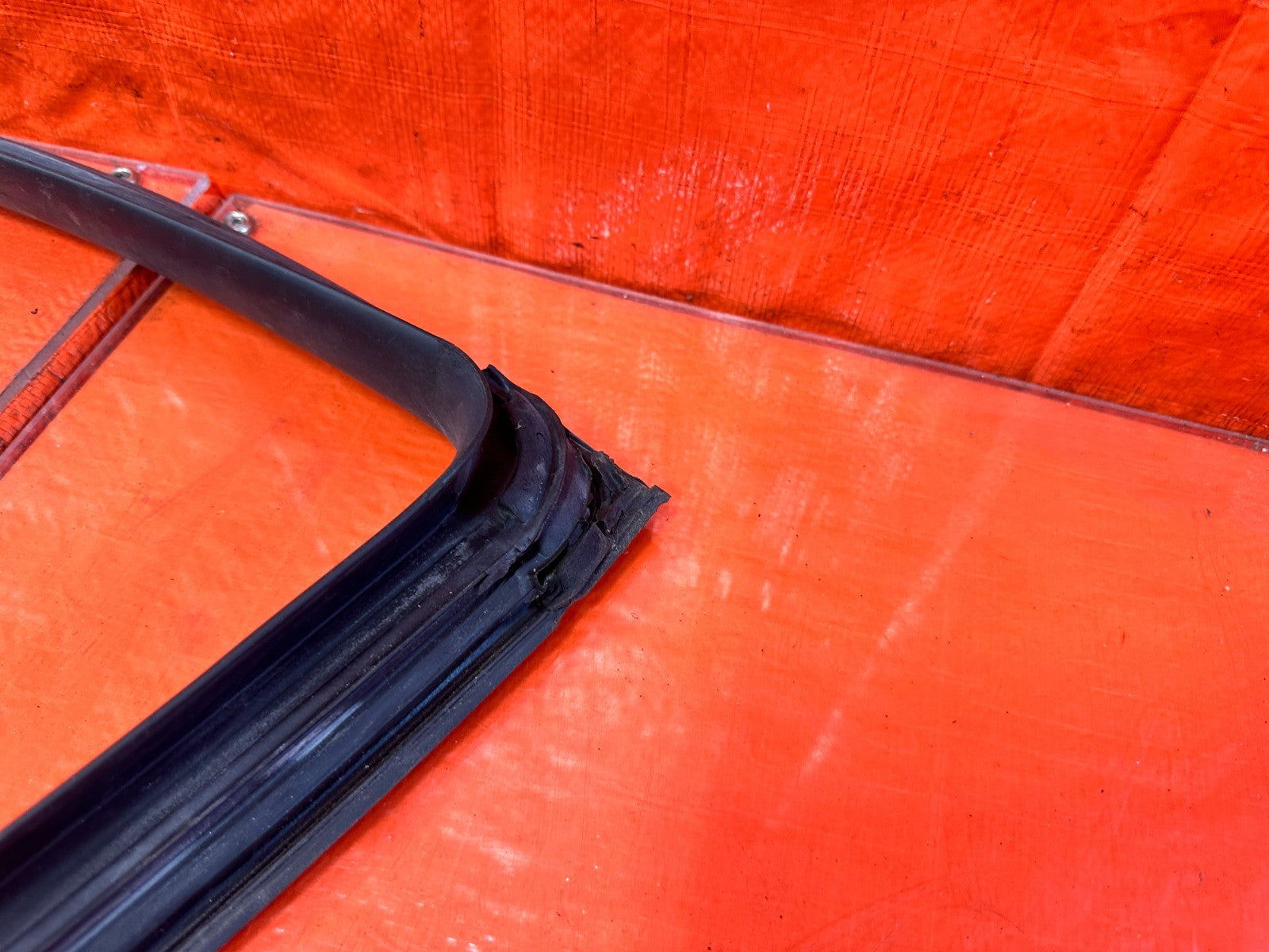 10 16 HYUNDAI GENESIS COUPE   RIGHT DOOR UPPER WEATHER STRIP SEAL OEM #29912