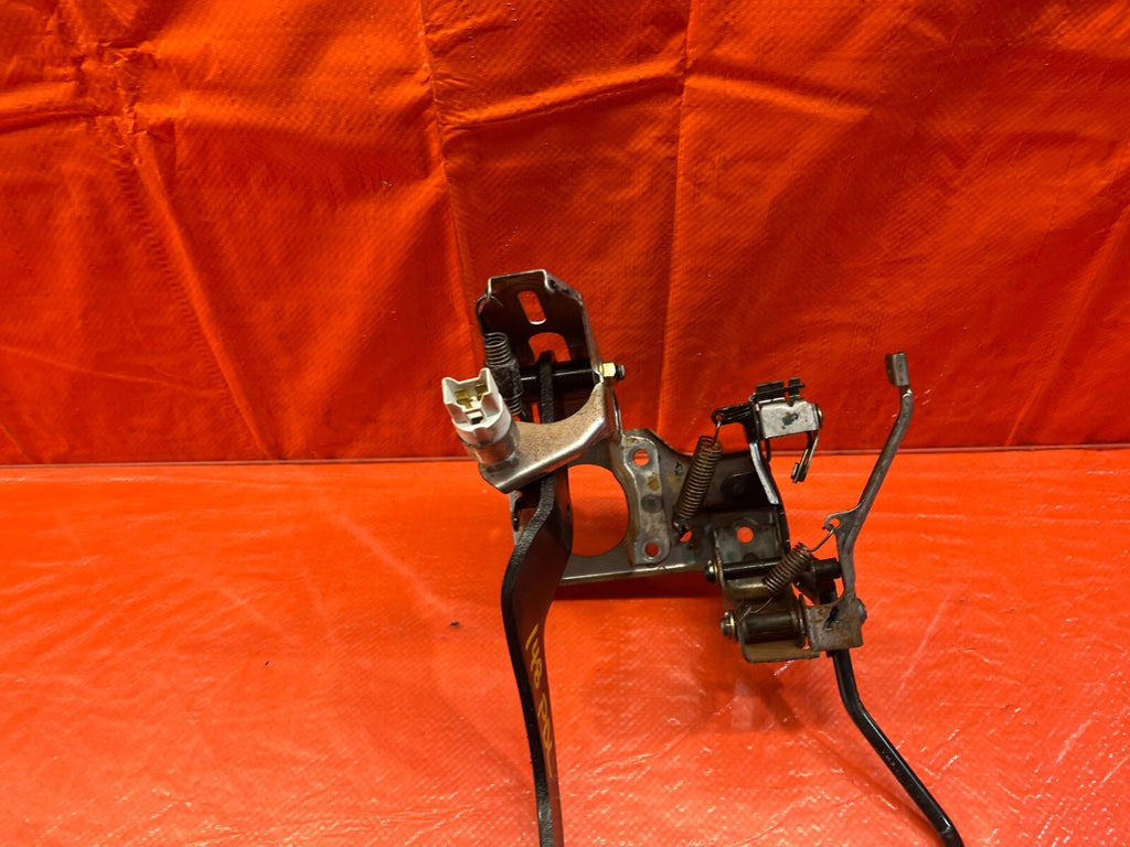 94 01 ACURA INTEGRA   AUTOMATIC TRANSMISSION MODEL   GAS AND BRAKE PEDAL OEM 1485