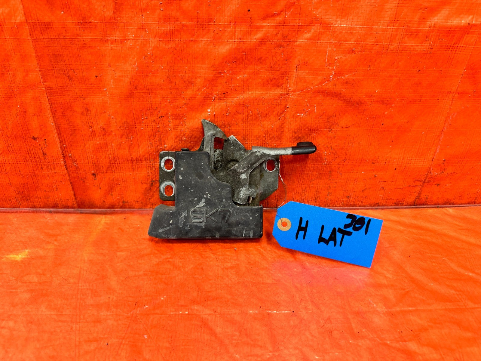 97 98 HONDA CR V CRV   HOOD LATCH LOCKING MECHANISM LOCK   OEM #3010