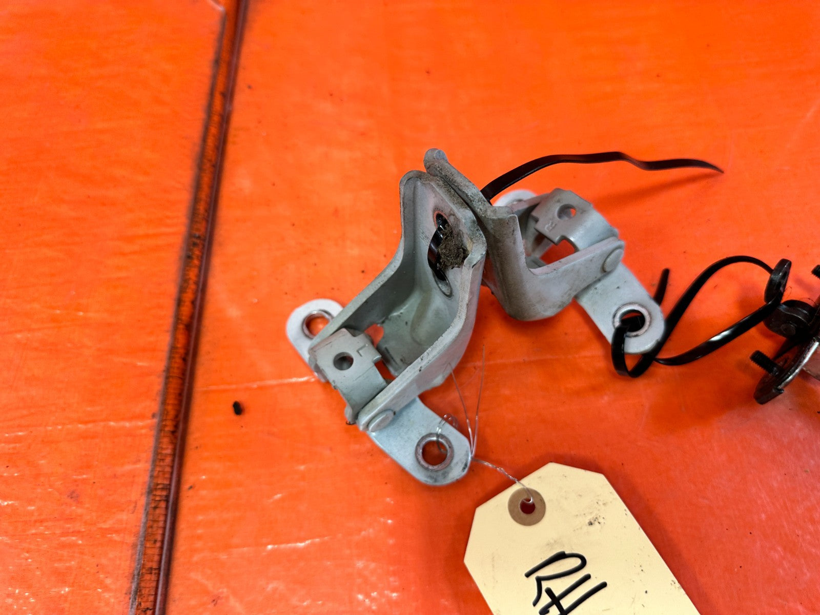 10 16 HYUNDAI GENESIS COUPE PASSENGER RIGHT DOOR CHECKER HINGE ARM STOPPER #3264