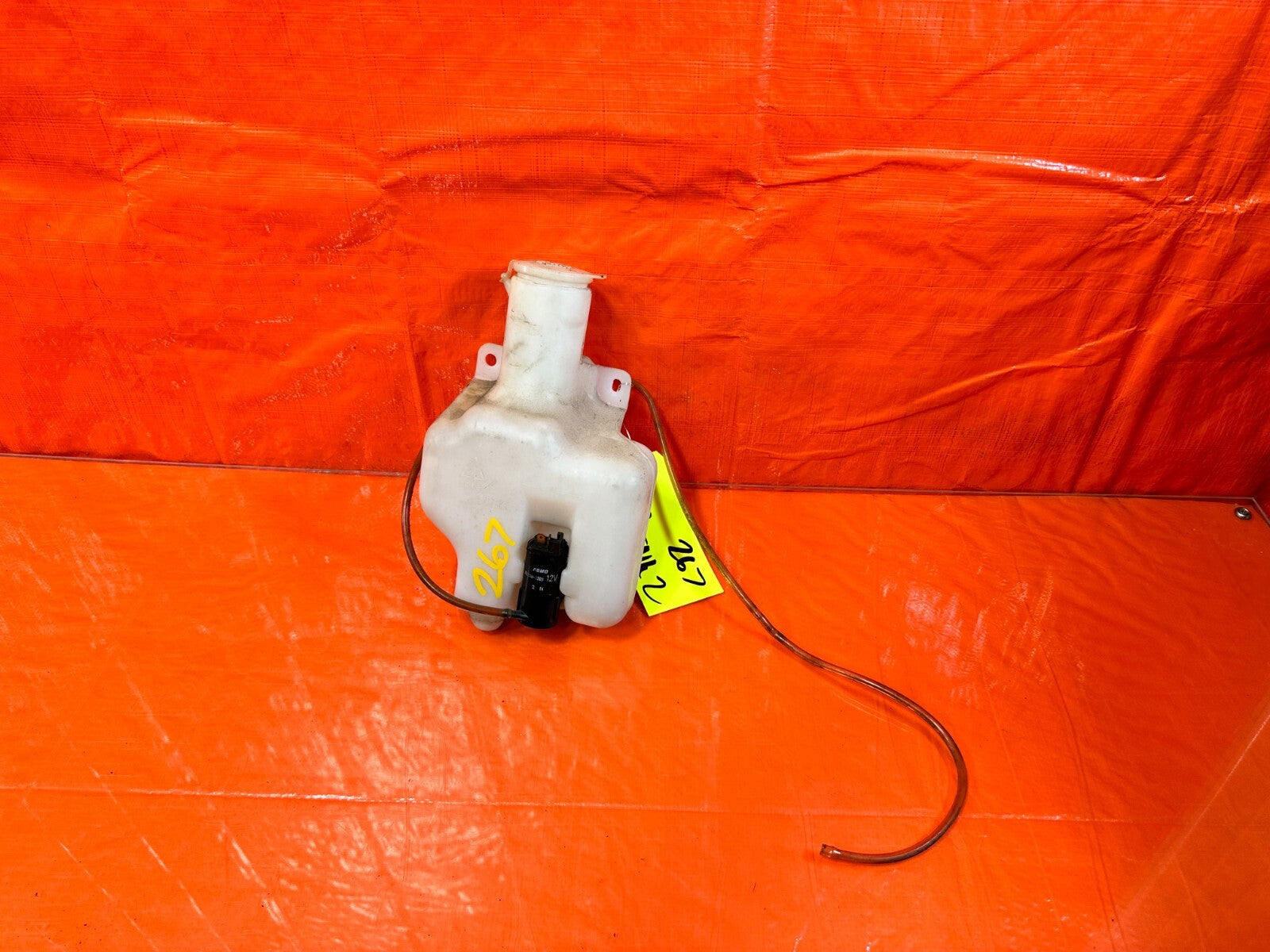 90 93 MAZDA MX 5 MIATA   WINDSHIELD WIPER RESERVOIR TANK W/ MOTOR   OEM #2670