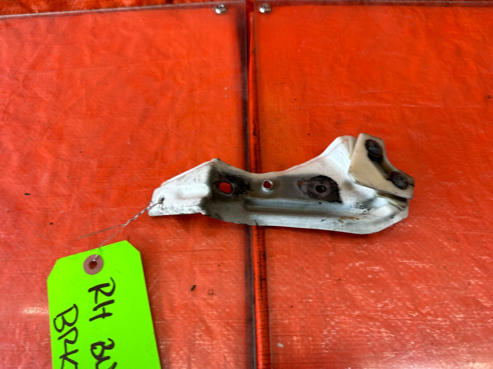 88 91 HONDA CRX   PASSENGER RIGHT METAL FENDER MOUNTING BRACKET RBACE   OEM #2433