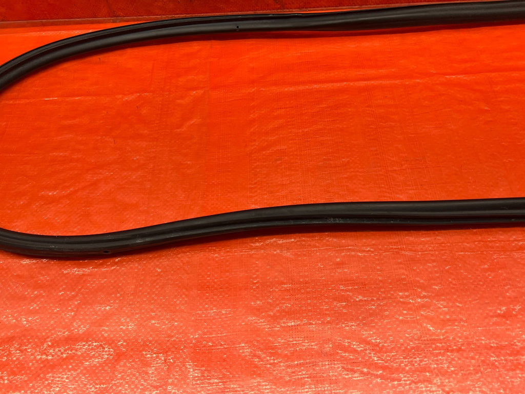 08 15 INFINITI G37 & Q60   RIGHT DOOR   LOWER WEATHER STRIP SEAL OEM #20711