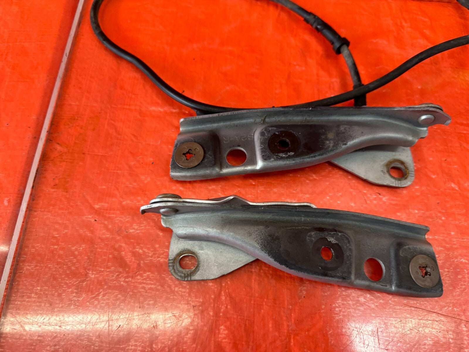 00 09 HONDA S2000   LEFT & RIGHT HOOD HINGES   W/ WIPER LINE   OEM FACTORY #2244