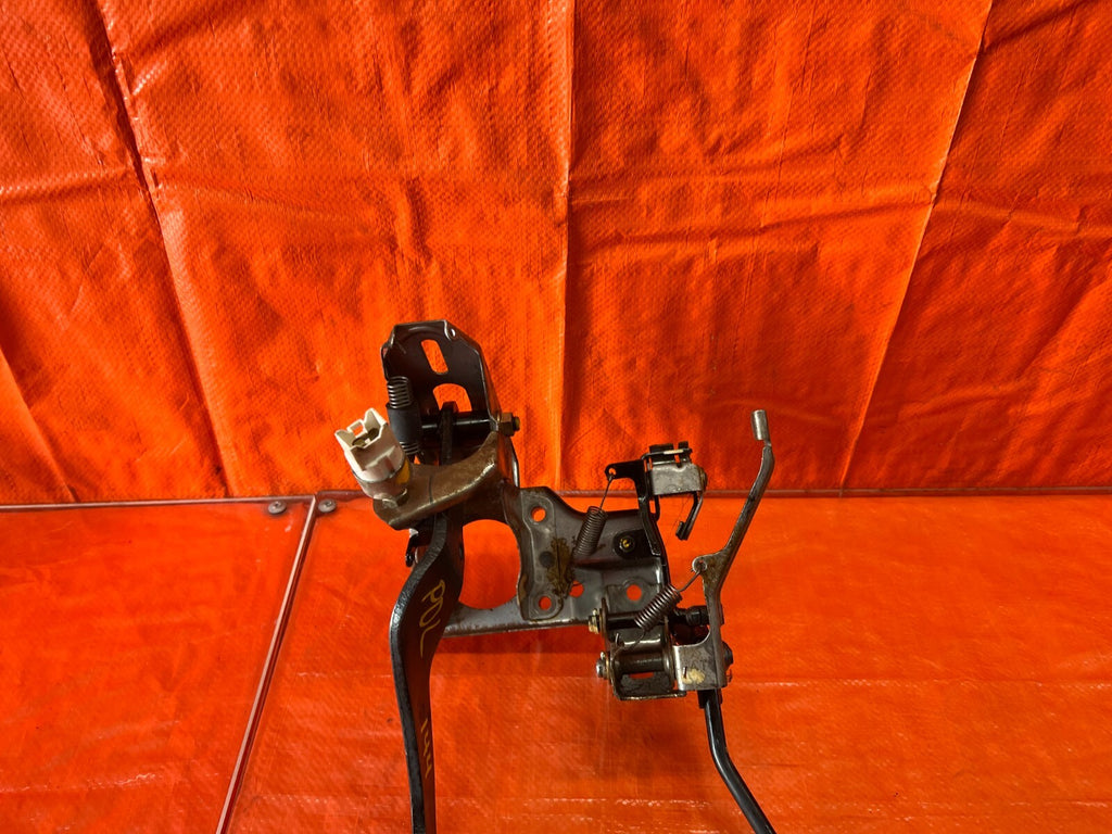 94 01 ACURA INTEGRA   AUTOMATIC TRANSMISSION MODEL   GAS AND BRAKE PEDAL OEM 1446