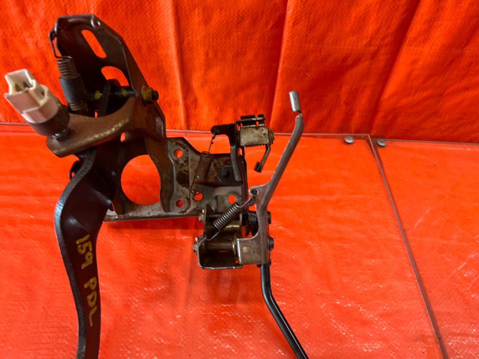94 01 ACURA INTEGRA   AUTOMATIC TRANSMISSION MODEL   GAS AND BRAKE PEDAL OEM 1597
