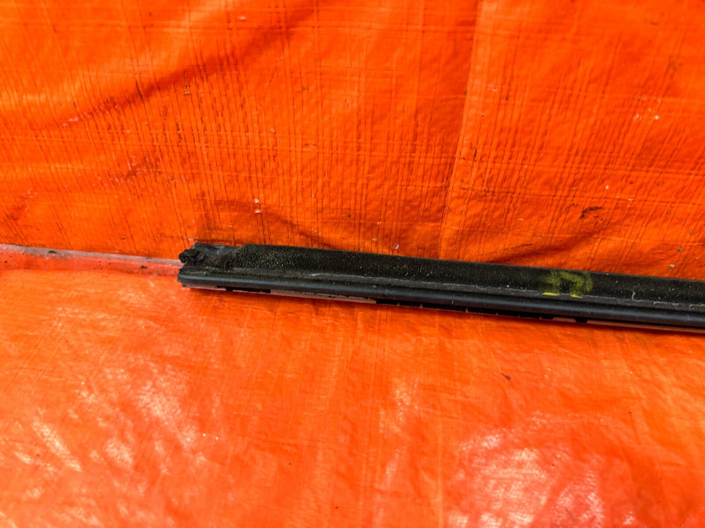 04 08 ACURA TSX   PASSENGER RIGHT FRONT EXTERIOR GLASS TRIM   OEM FACTORY #2917