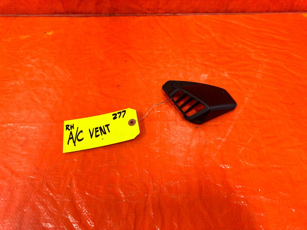 88 91 HONDA CRX   PASSNEGER RIGHT DASH DEFROSTER VENT   OEM FACTORY #2770