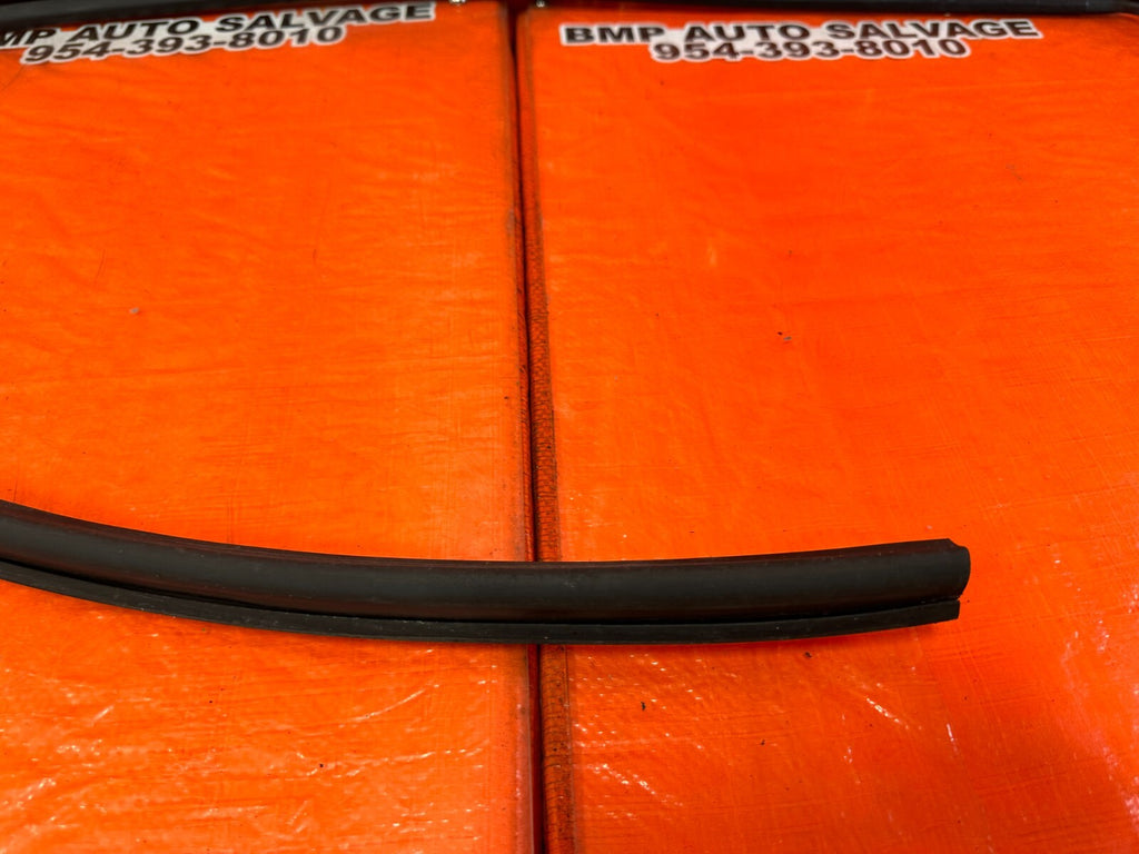 92 95 HONDA CIVIC COUPE HATCH PASSENGER RIGHT WEATHER STRIP RUN CHANNEL OEM #2578