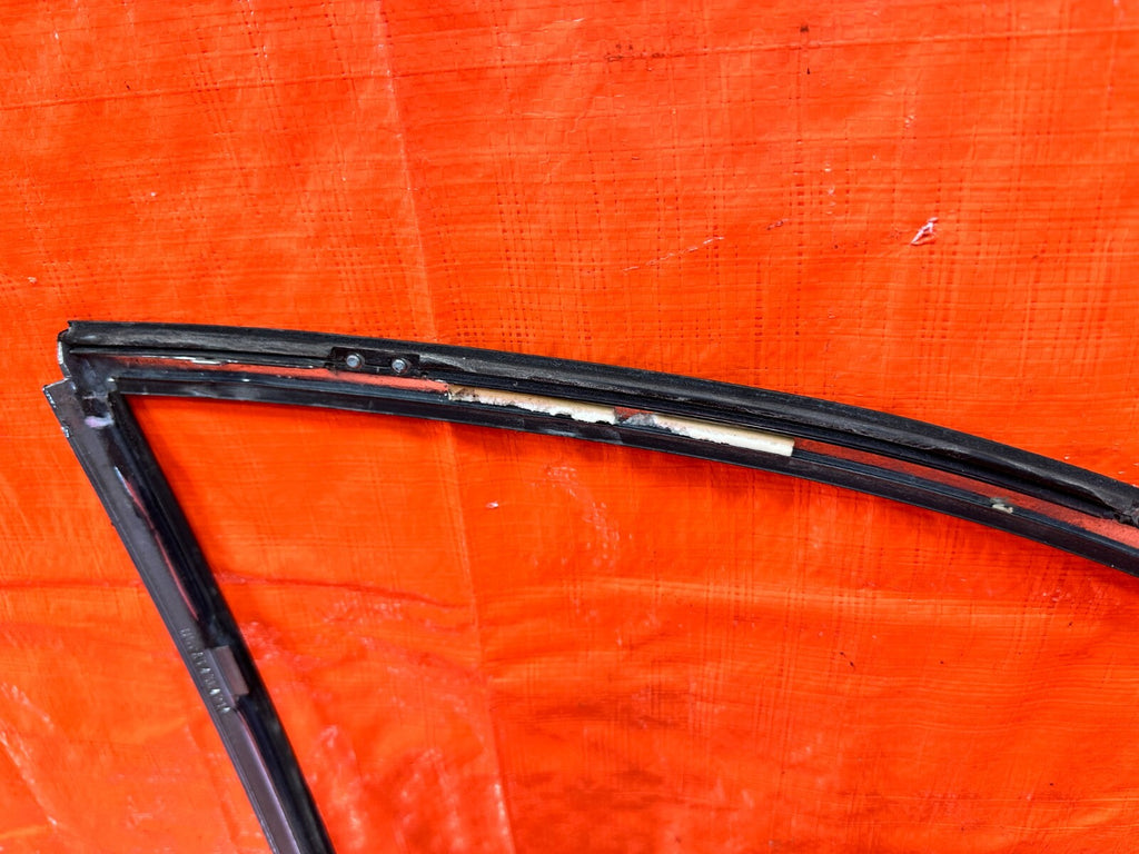 92 00 LEXUS SC300   PASSENGER RIGHT REAR QUARTER GLASS TRIM   OEM FACTORY #27621