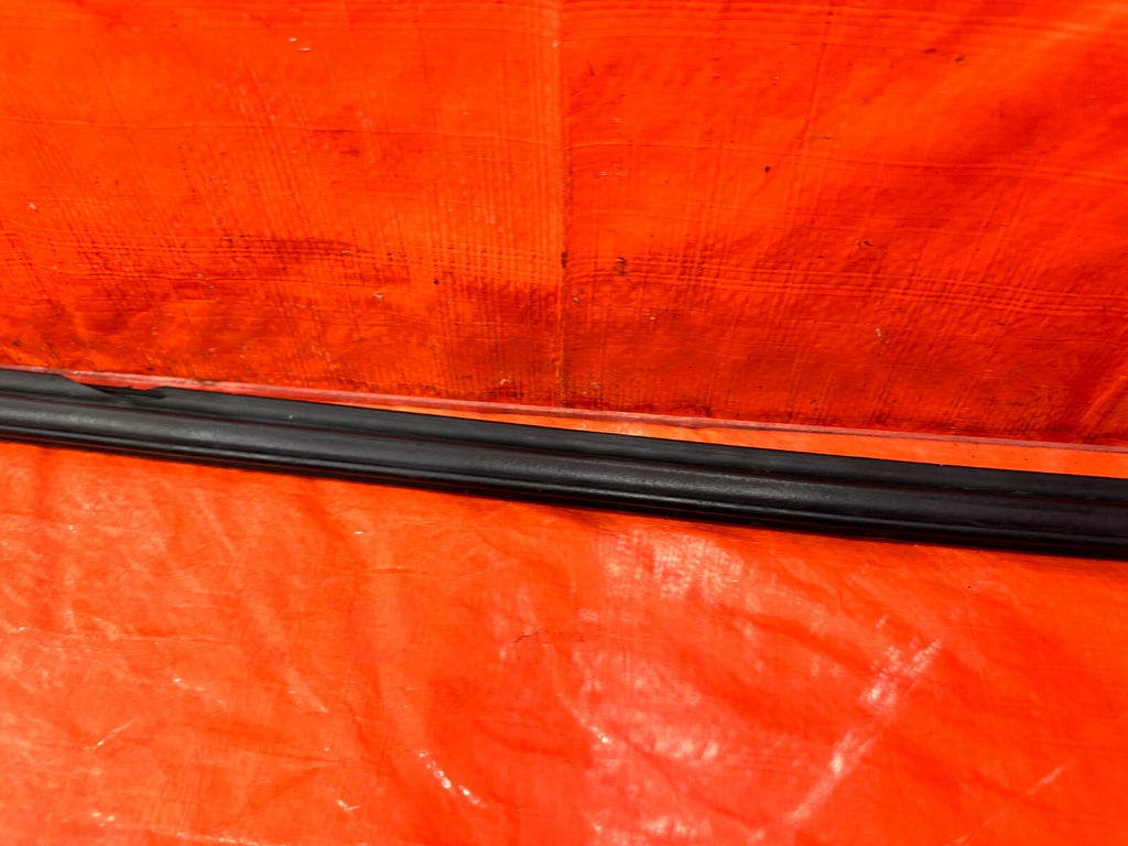94 01 ACURA INTEGRA 2D   PASSENGER RIGHT TOP OF DOOR WEATHER STRIP OEM #2813