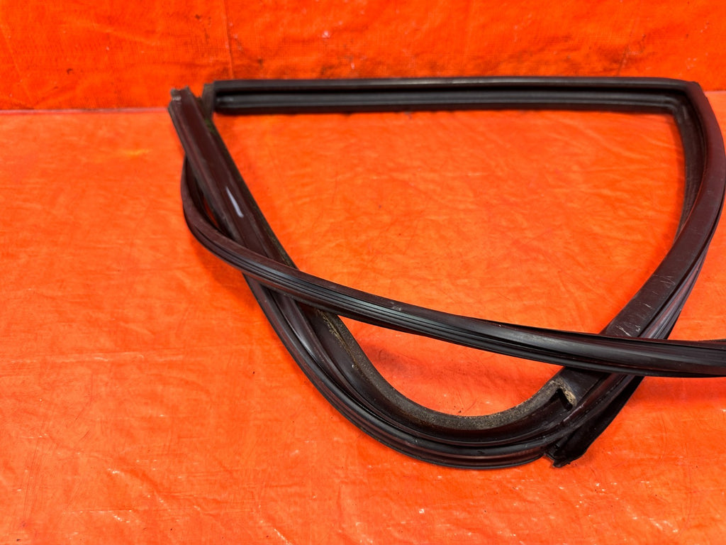 97 01 HONDA CR V CRV   PASSENGER RIGHT REAR WINDOW GLASS RUN CHANNEL OEM 3013