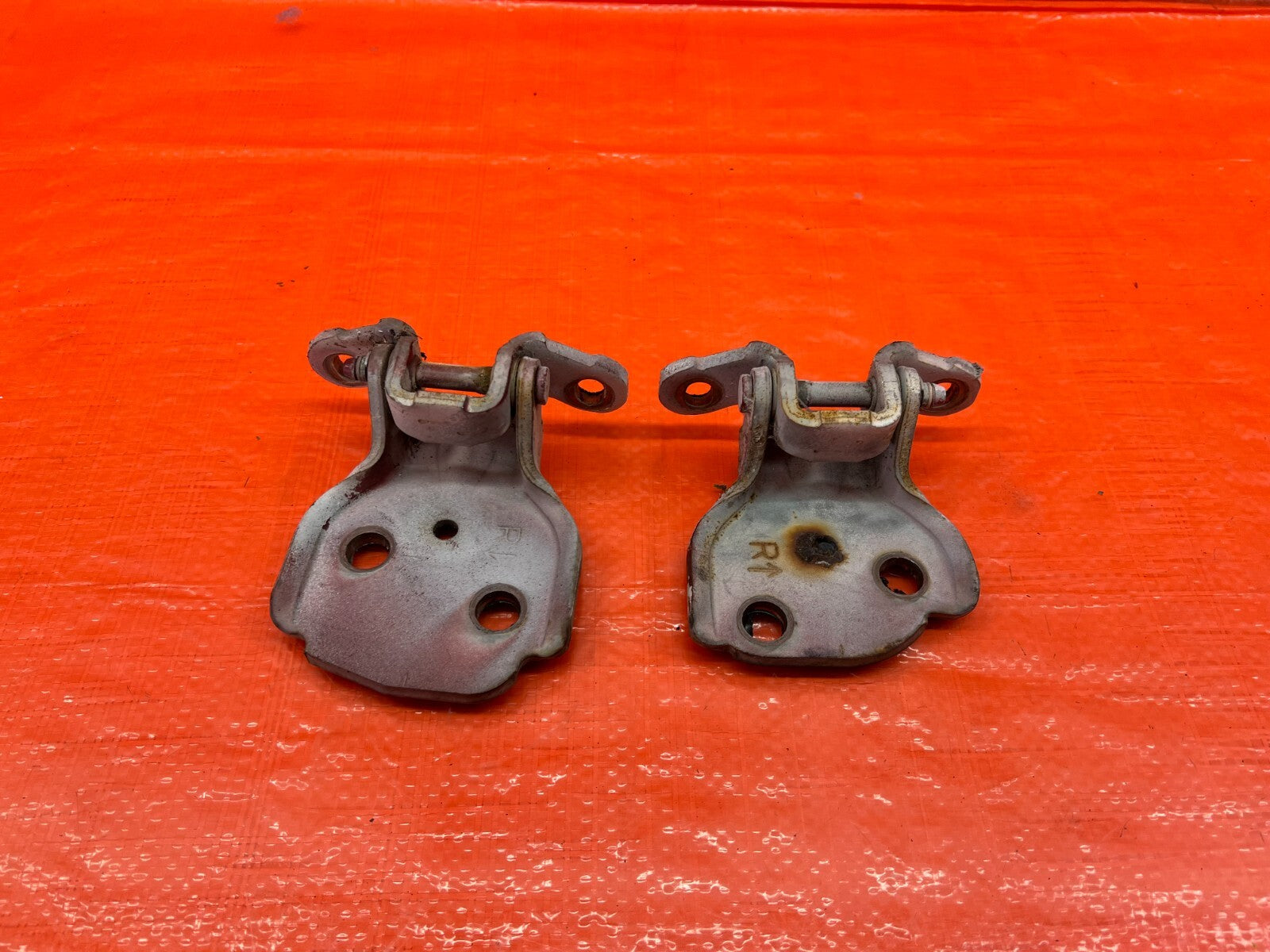 90 01 ACURA INTEGRA SEDAN   RIGHT FRONT DOOR HINGE SET   UPPER LOWER   OEM #1650