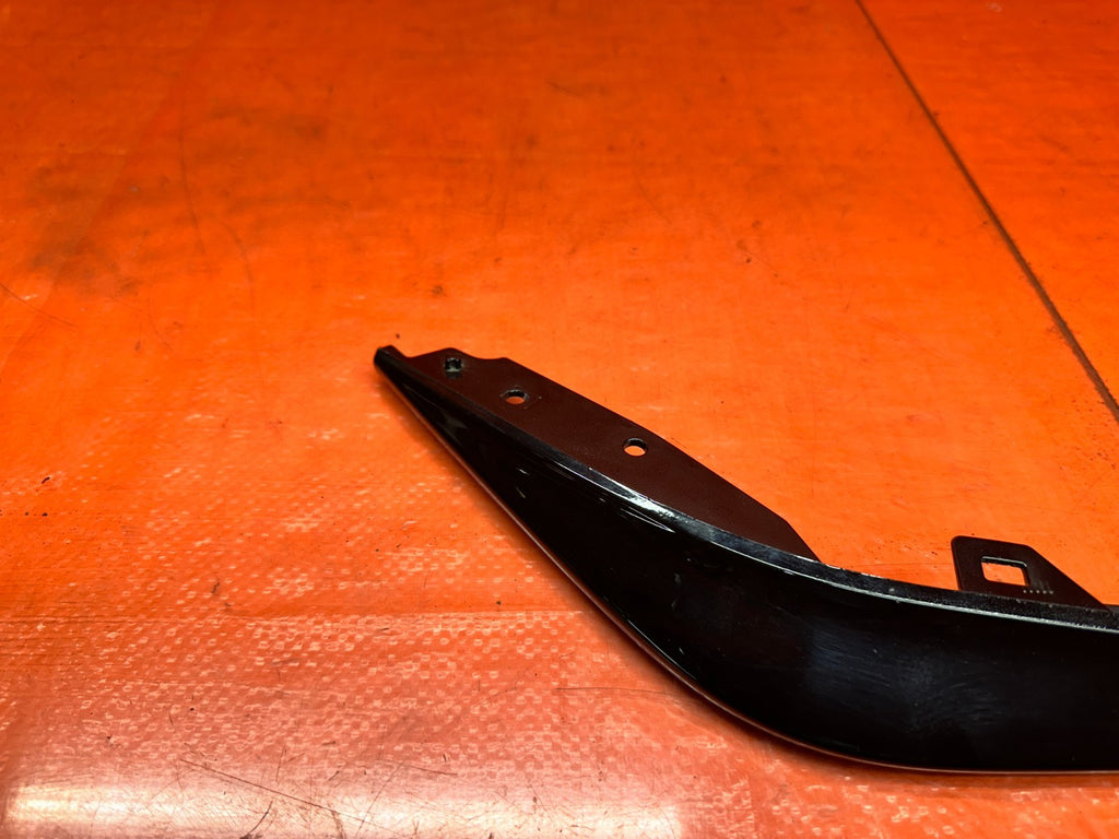22 26 CADILLAC CT4 BLACKWING   PASSENGER RIGHT LOWER DEFLECTOR FASCIA 845909047
