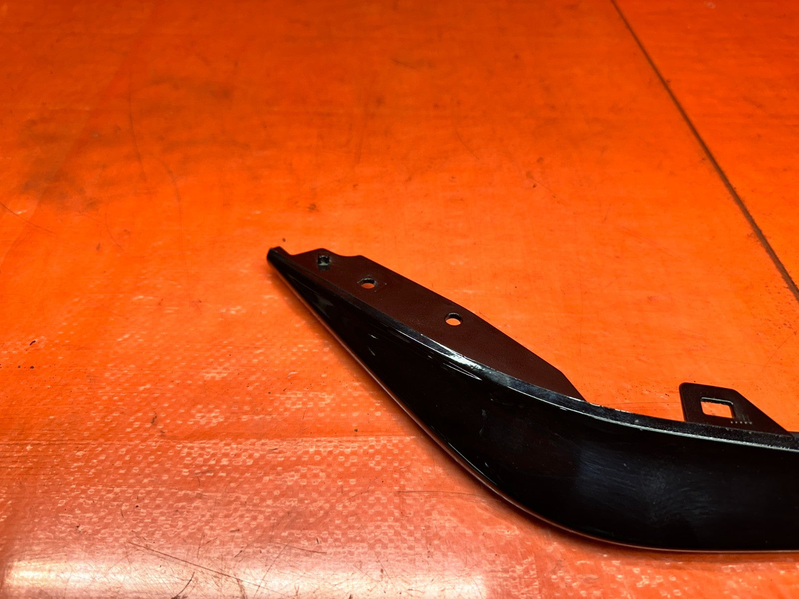 22 26 CADILLAC CT4 BLACKWING   PASSENGER RIGHT LOWER DEFLECTOR FASCIA 845909047