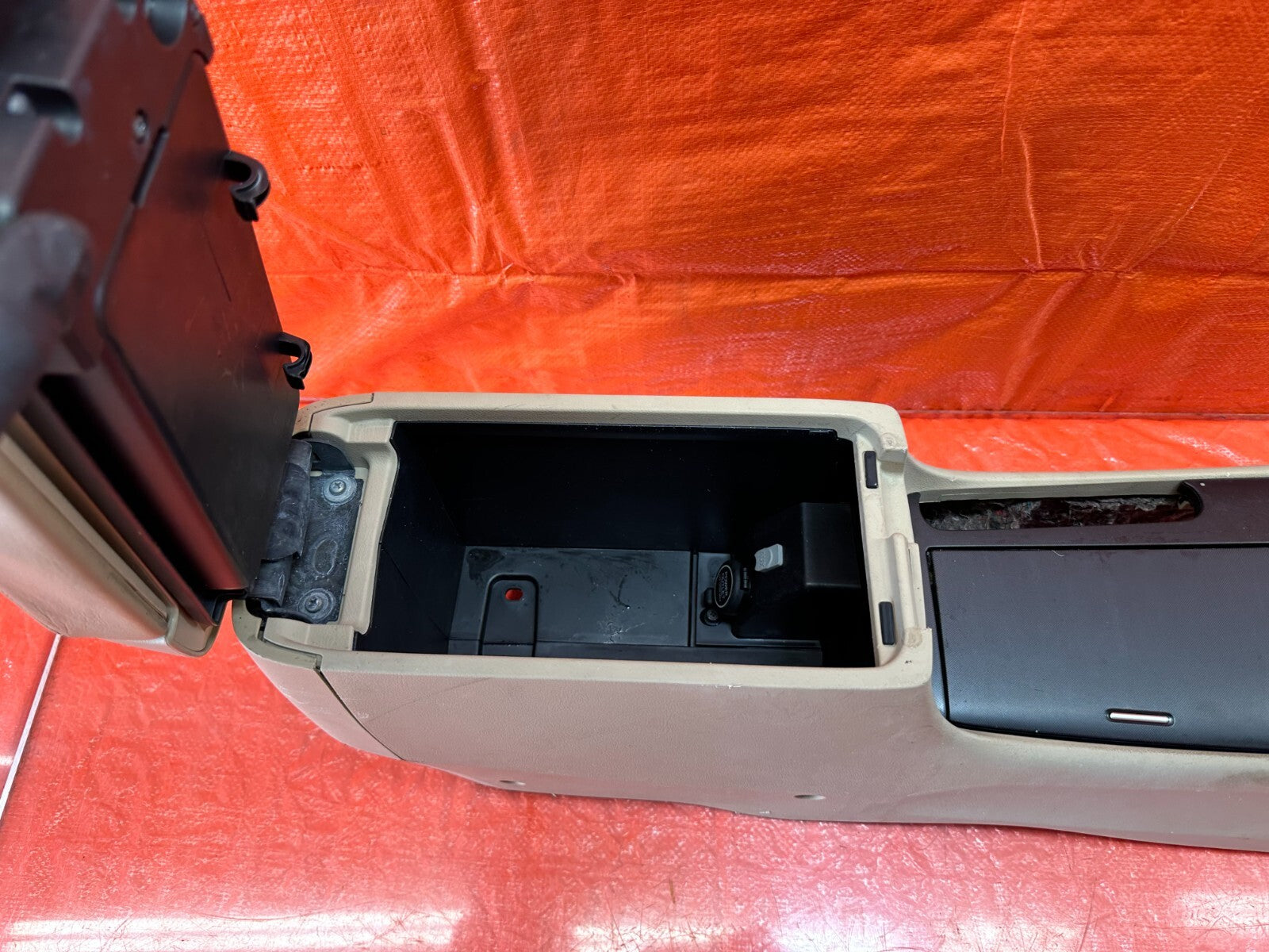04 08 ACURA TSX   ARM REST / CENTER CONSOLE STORAGE COMPARTMENT BIN TAN OEM #19618