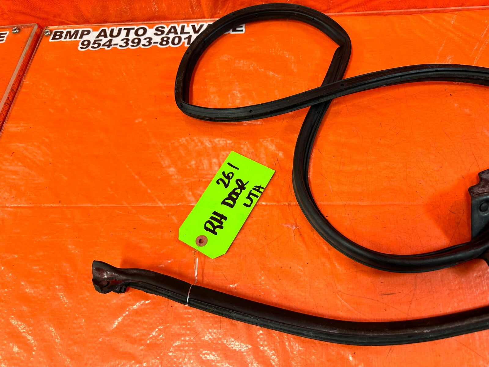 02 10 LEXUS SC430 PASSENGER RIGHT DOOR WEATHER STRIP GASKET   OEM FACTORY #267