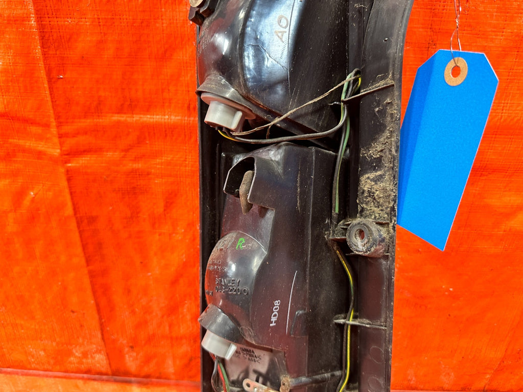 97 01 HONDA CR V CRV   PASSENGER RIGHT TAIL LIGHT TAIL LAMP   OEM FACTORY #3017