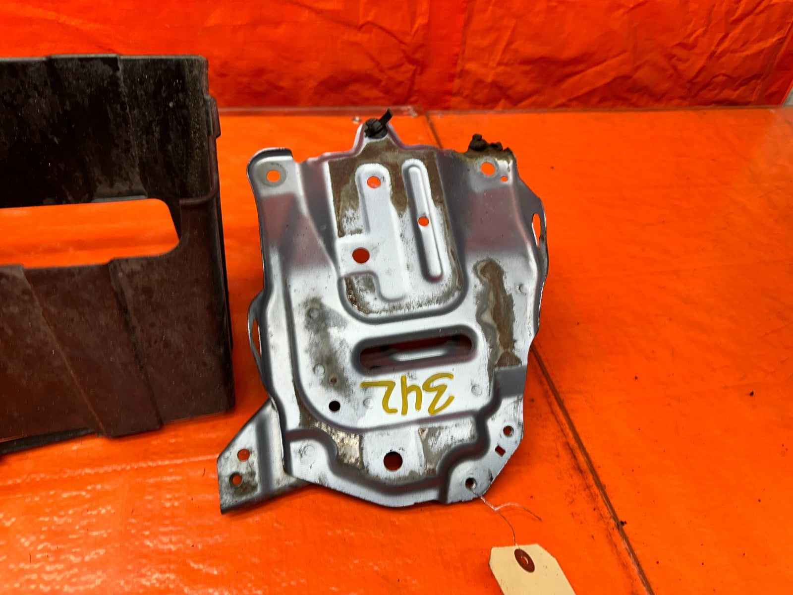 04-08 ACURA TSX 4D 2.4L K24A2 PLASTIC BATTERY TRAY HOLDER BASE MOUNT OEM #3427