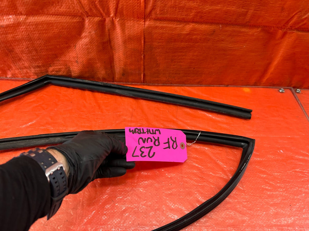 06 11 HONDA CIVIC COUPE PASSENGER RIGHT FRONT WINDOW GLASS RUN CHANNEL OEM #23710