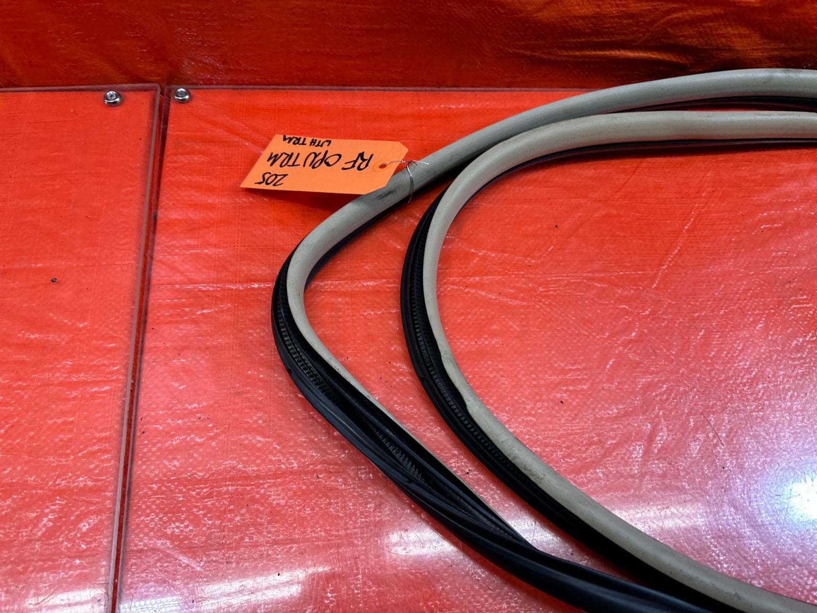04 08 ACURA TSX   RIGHT FRONT DOOR TO CHASSIS WEATHER STRIP OPEN TRIM OEM #2059