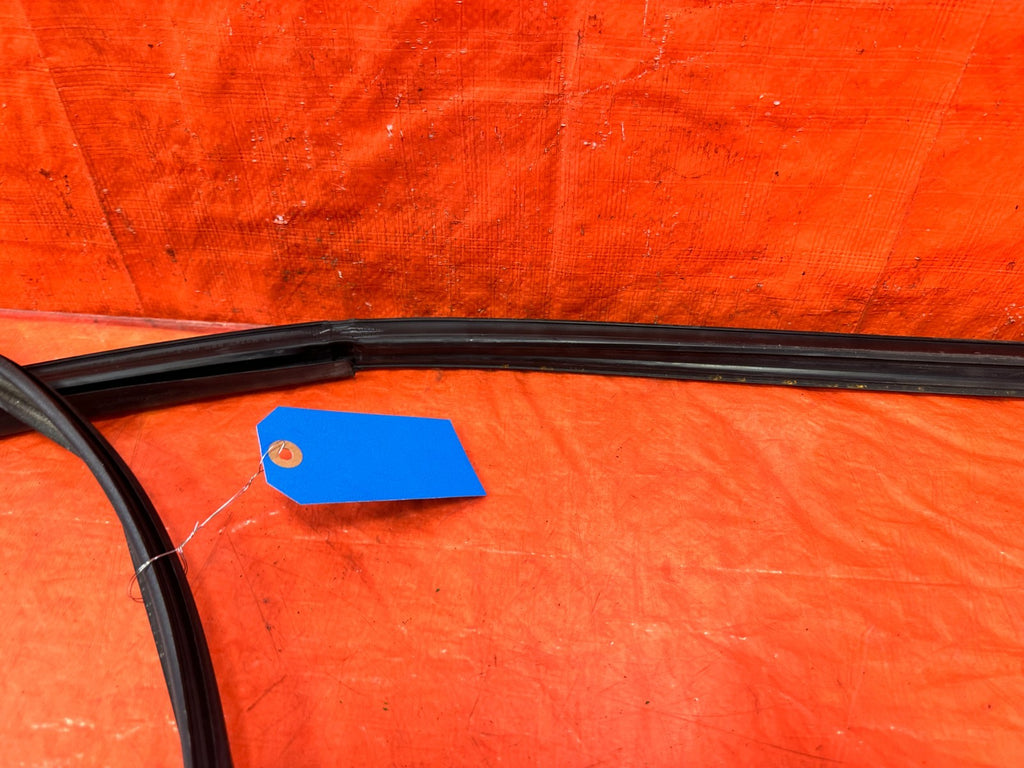 97 01 HONDA CR V CRV   DRIVER LEFT REAR WINDOW GLASS RUN CHANNEL OEM 3017