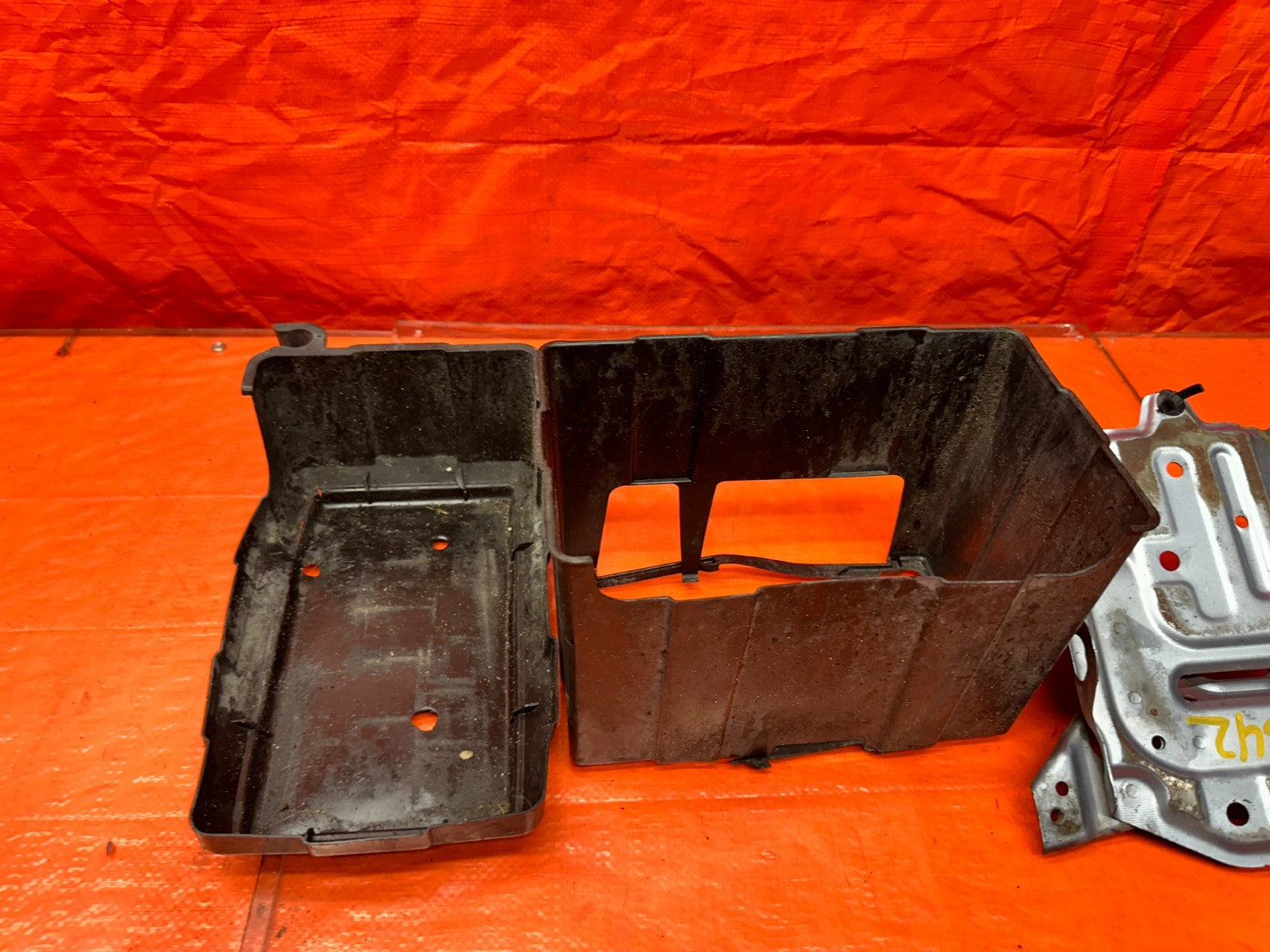 04-08 ACURA TSX 4D 2.4L K24A2 PLASTIC BATTERY TRAY HOLDER BASE MOUNT OEM #34211