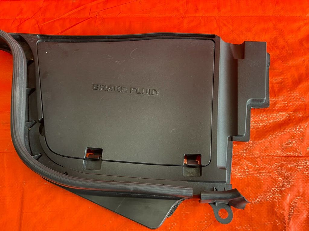 08 13 INFINITI   G37 2D COUPE   DRIVER LEFT   BRAKE FLUID COVER W/ TRIM COMPLETE3