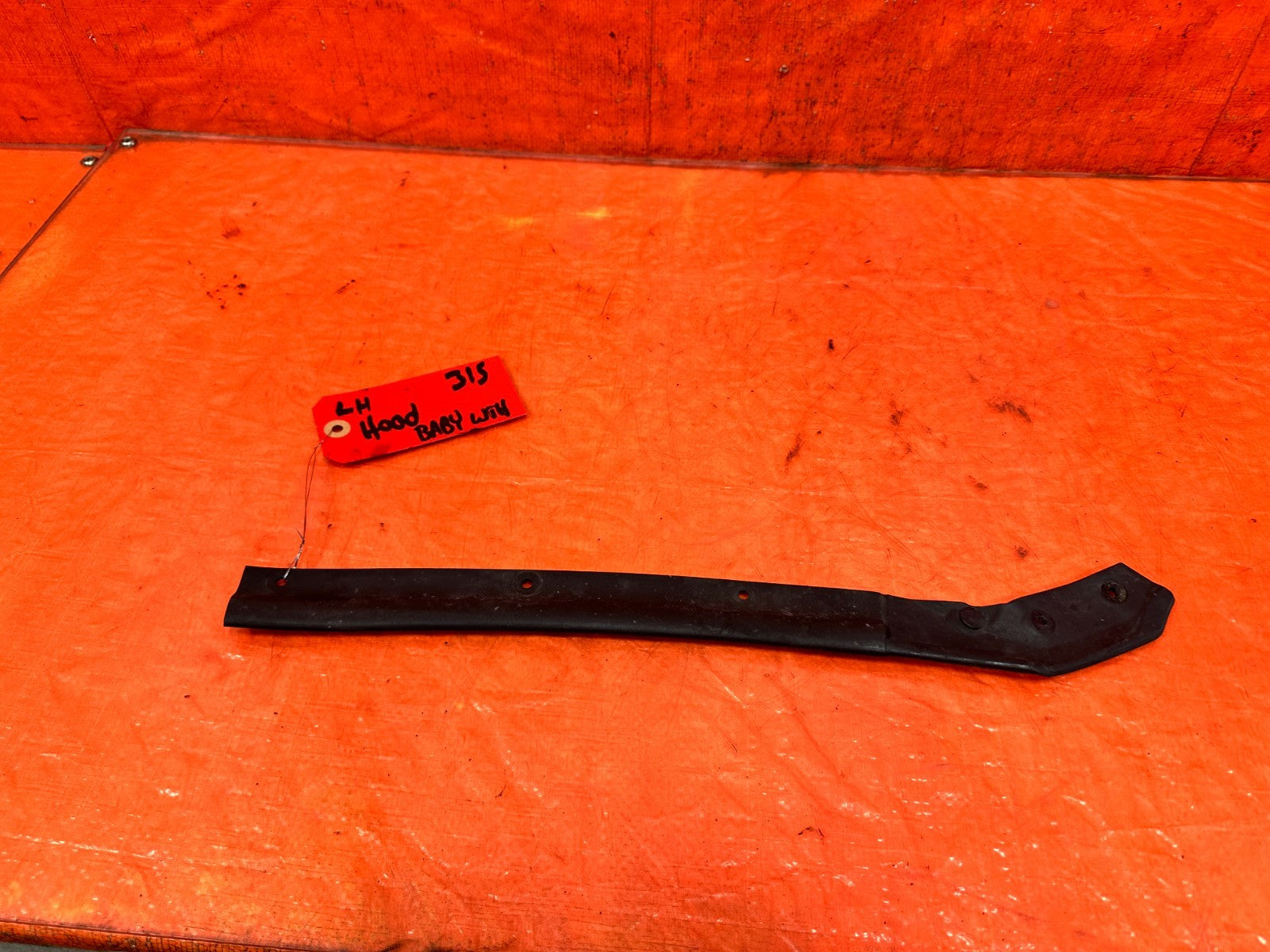 02 06 ACURA RSX   DRIVER LEFT   FRONT OF HOOD MOUNTED WEATHER STRIP   OEM 3154
