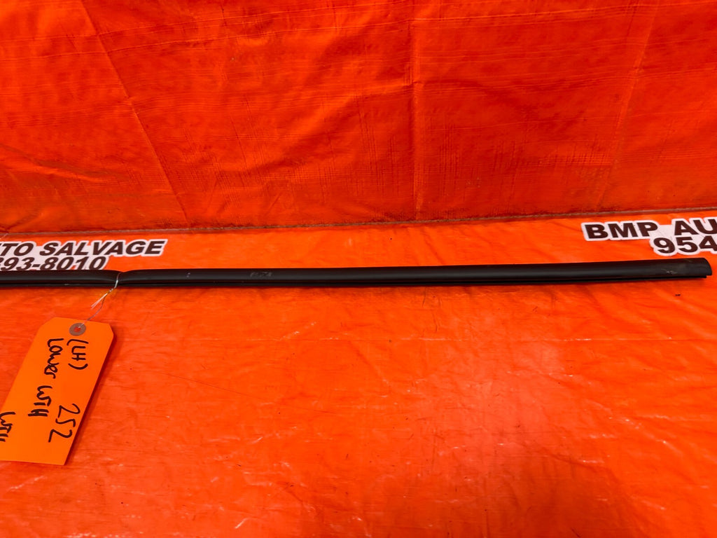 97 01 HONDA PRELUDE   DRIVER LEFT LOWER DOOR WEATHER STRIP SEAL   OEM #2525