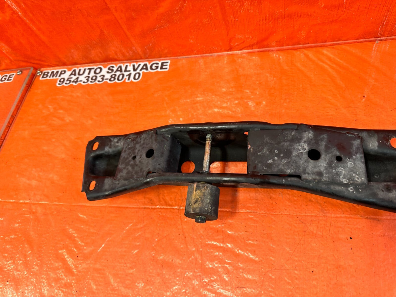 03 09 NISSAN 350Z   AUTOMATIC TRANSMISSION BRACKET   OEM FACTORY #2626