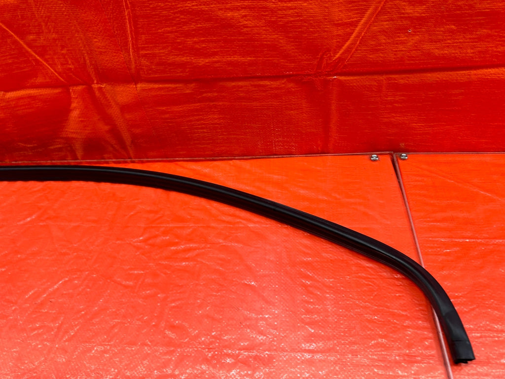 02 05 HONDA CIVIC SI EP3   CHASSIS TO DOOR OPEN TRIM WEATHER STRIP RIGHT OEM 2139