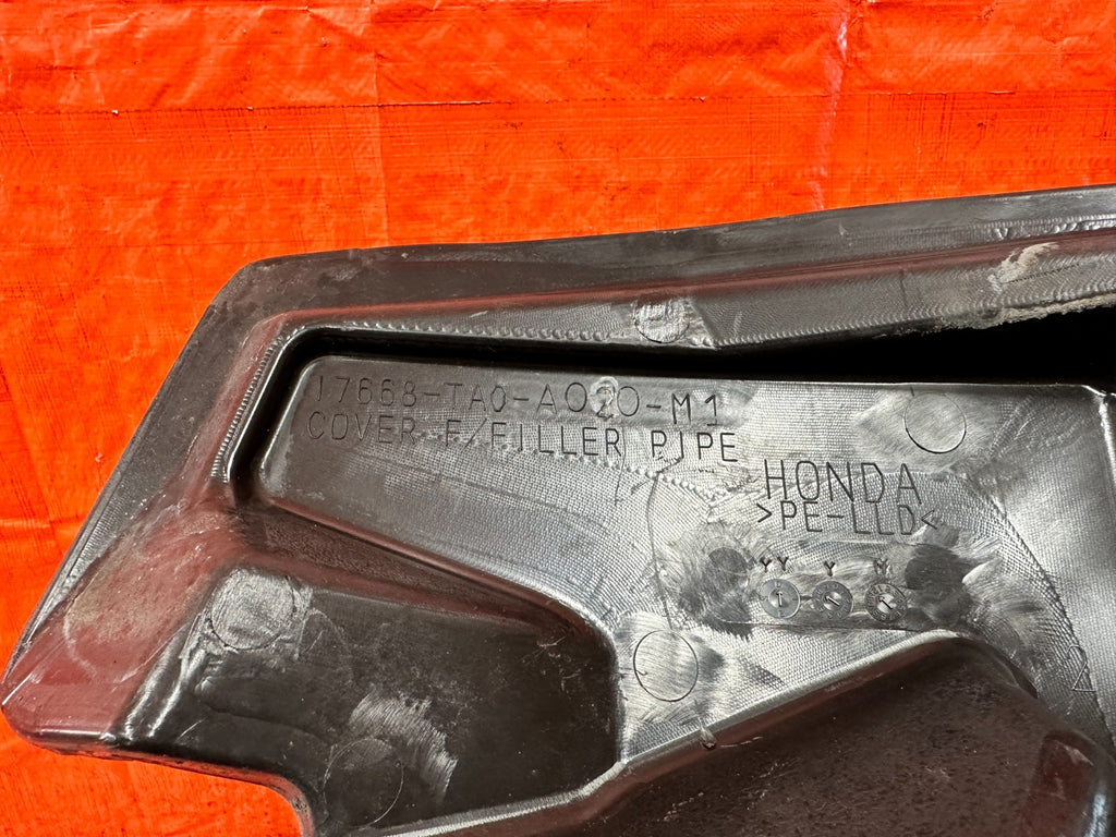 09 14 ACURA TSX   17668 TA0 A020 M1   FUEL NECK PLASTIC COVER TRIM   OEM #3212
