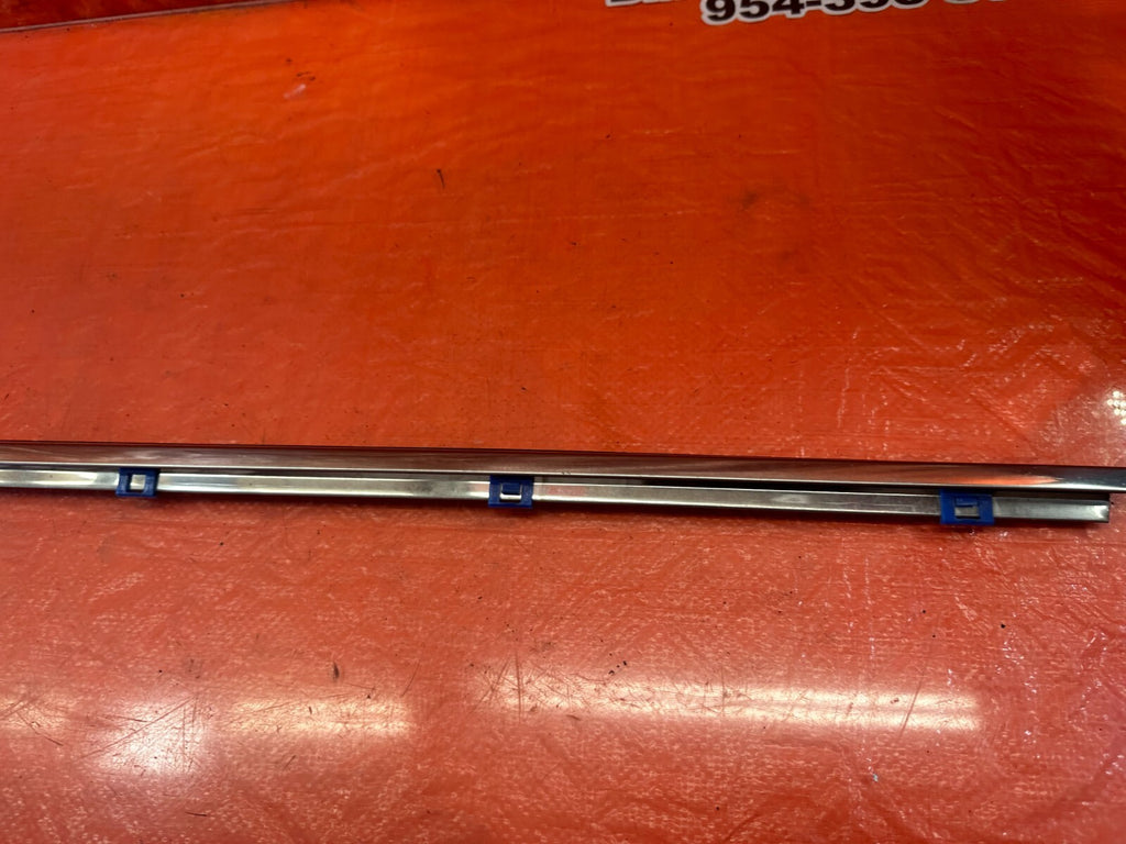 07 09 LEXUS ES350   RIGHT FRONT EXTERIOR WINDOW GLASS TRIM   OEM FACTORY #2445