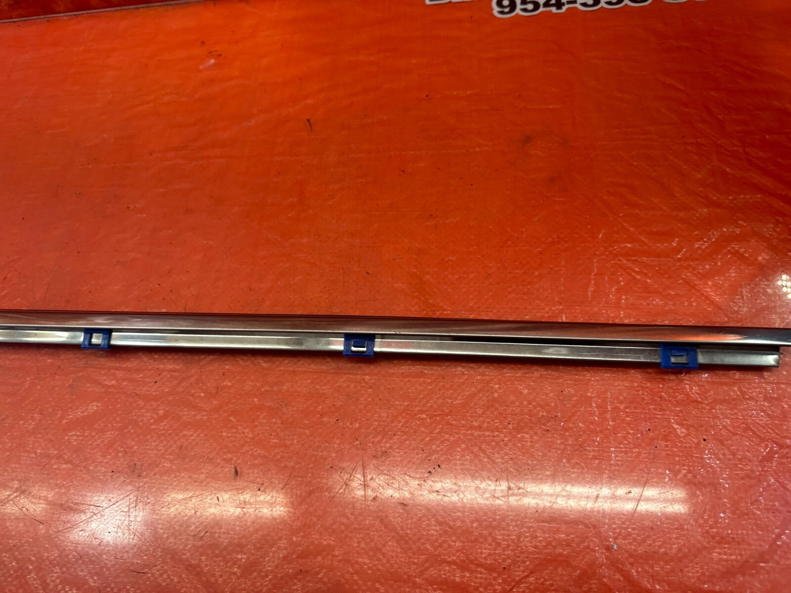 07 09 LEXUS ES350   RIGHT FRONT EXTERIOR WINDOW GLASS TRIM   OEM FACTORY #2445