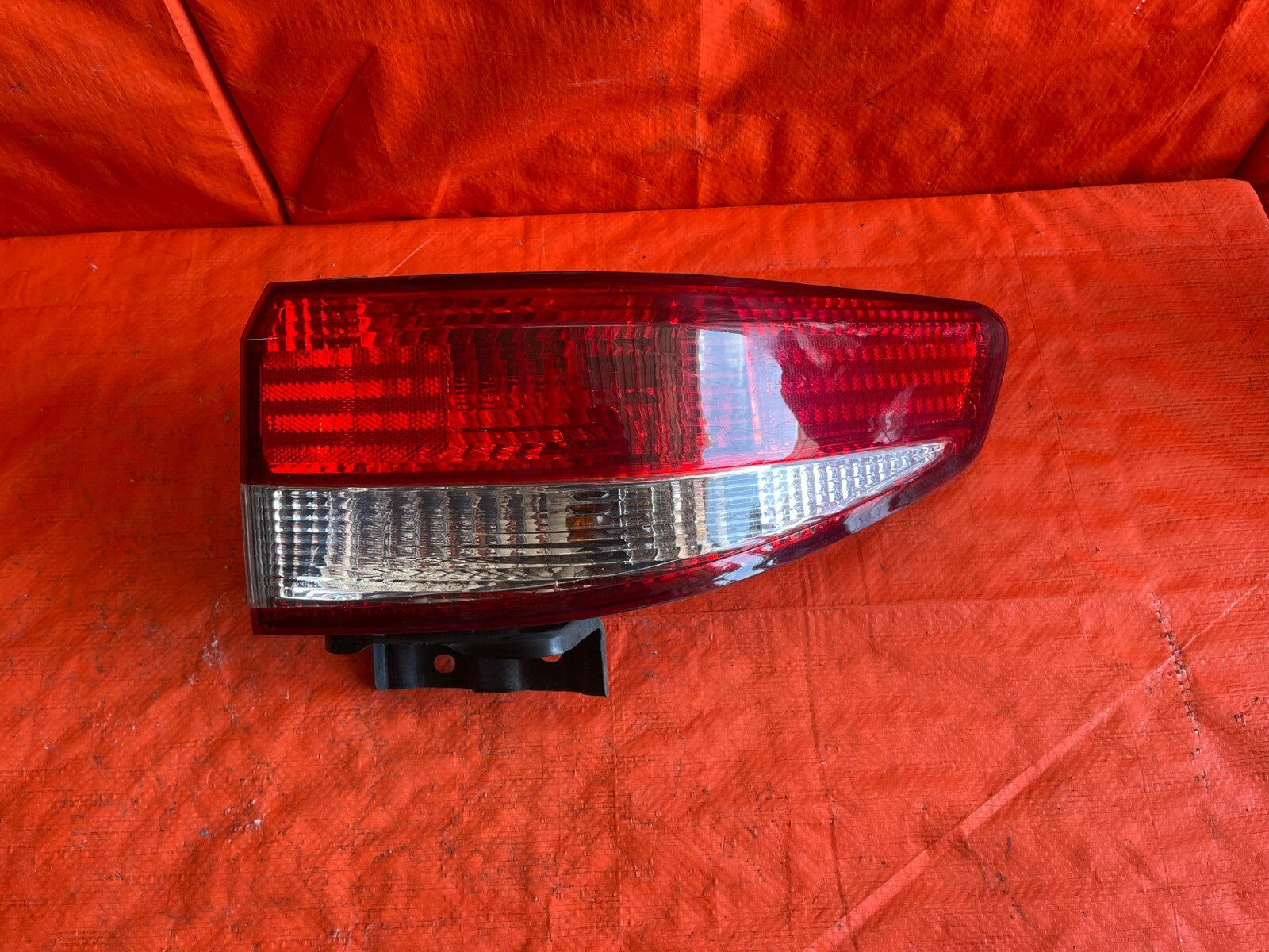 03 05 HONDA ACCORD   4 DOOR   PASSENGER RIGHT   OUTER QUARTER PANEL TAIL LIGHT0