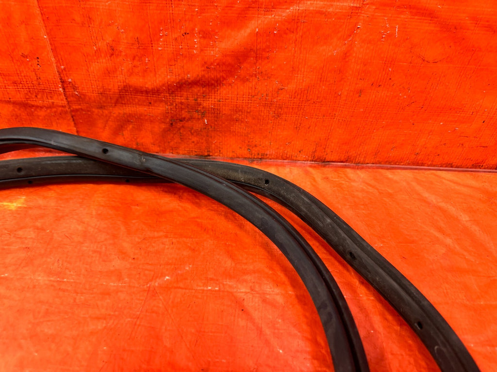 96 00 HONDA CIVIC SEDAN   DRIVER LEFT REAR   WEATHER STRIP SEAL GASKET OEM #2972