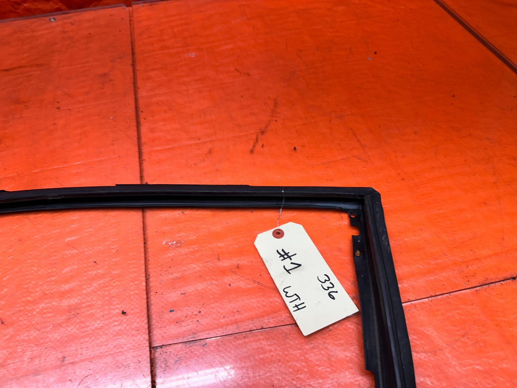 97 01 HONDA PRELUDE 2.2L DRIVER LEFT DOOR WINDOW GLASS MOUNTED SUB SEAL #3368
