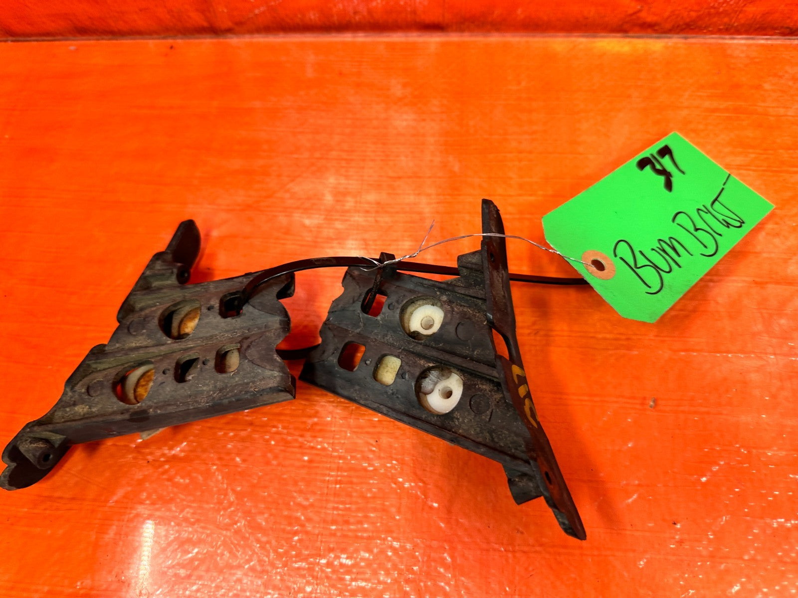 90 91 HONDA CIVIC HATCHBACK   LEFT AND RIGHT REAR BUMPER BRACKETS RETAINERS CLIP3