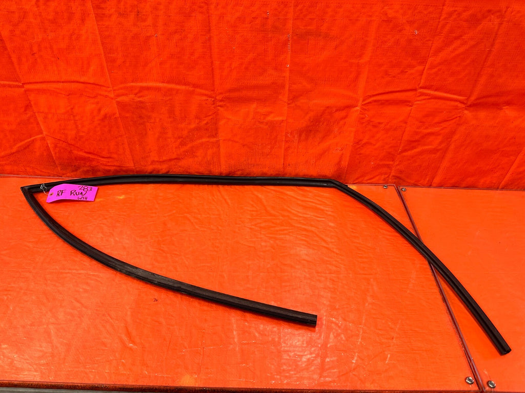 08 14 SUBARU IMPREZA WRX WAGON   PASSENGER RIGHT FRONT WINDOW GLASS RUN CHANNEL0