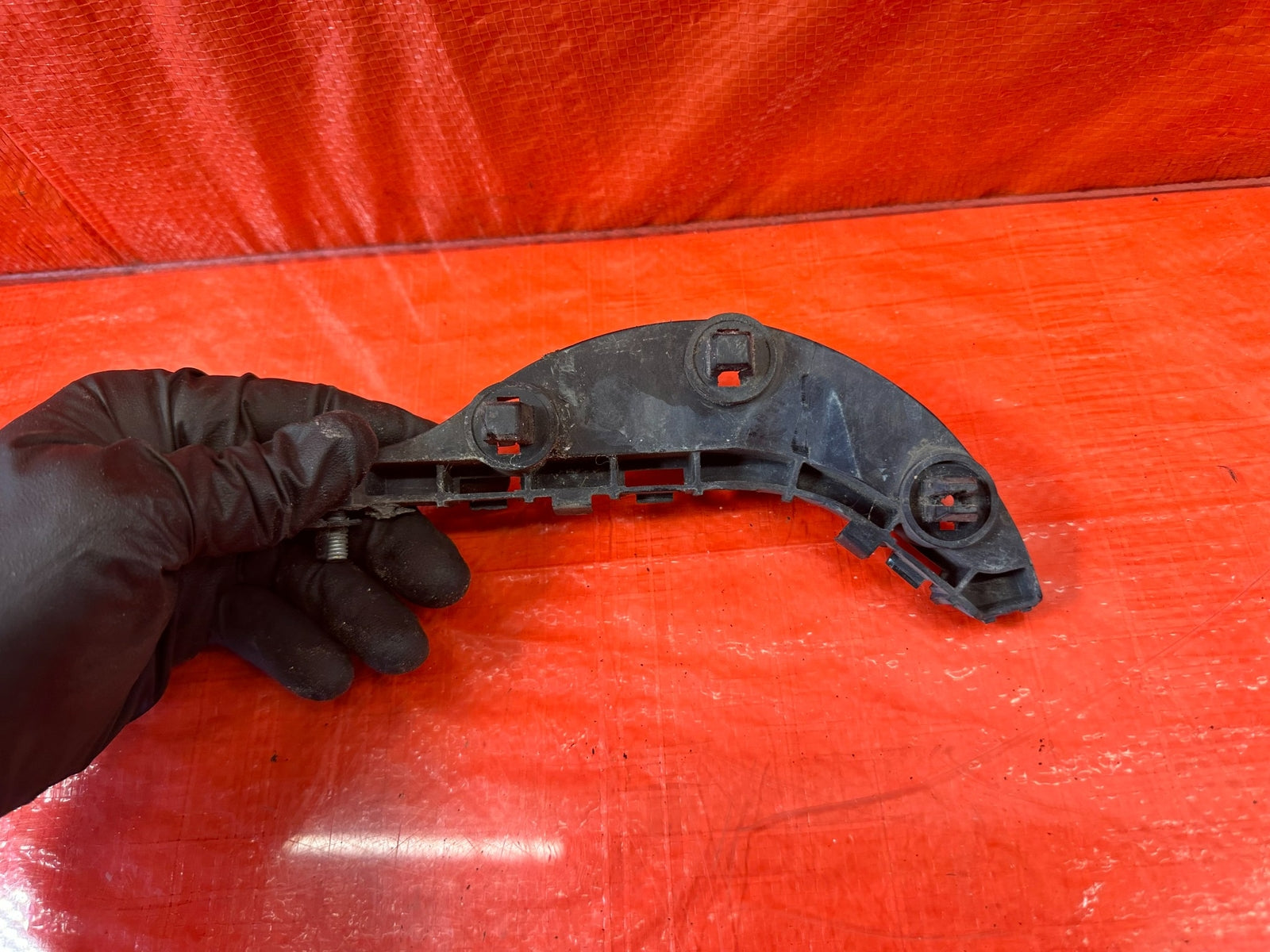 06 11 HONDA CIVIC   RIGHT FRONT   FENDER RETAINER CLIP BRACKET   OEM #1946