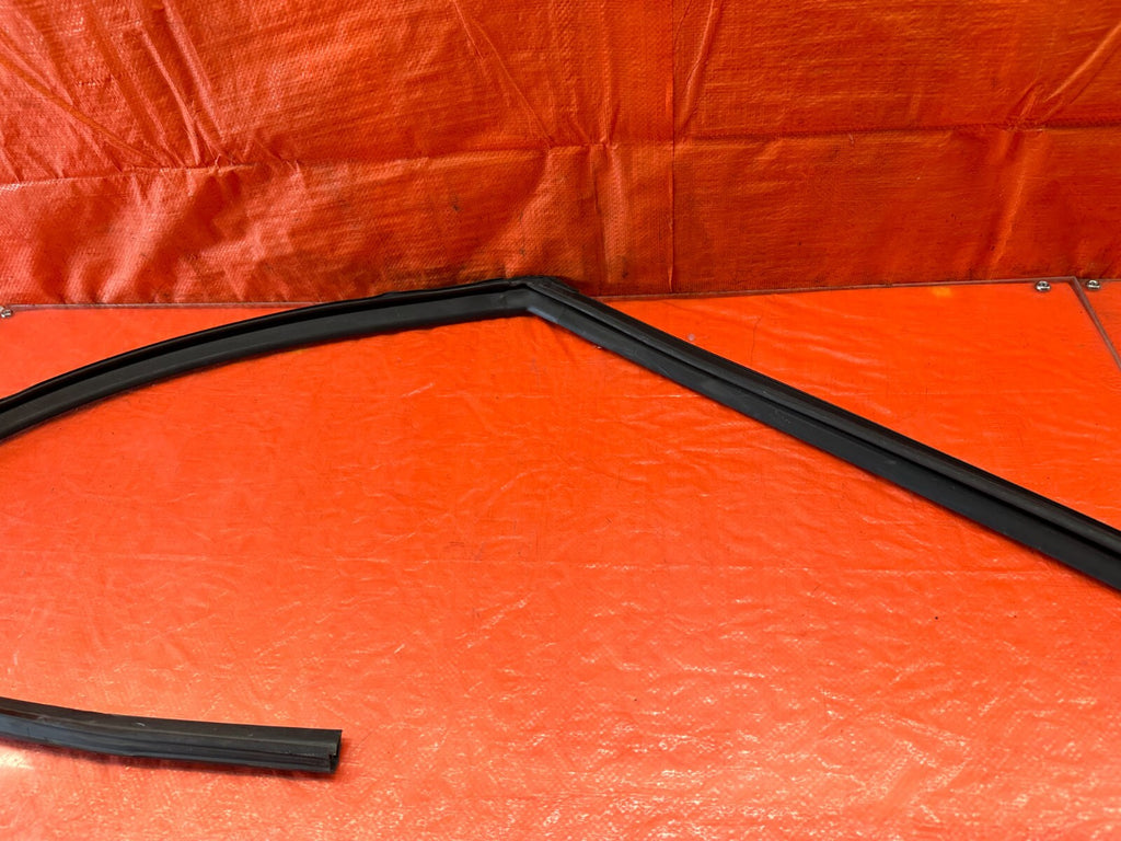 14 21 INFINITI Q50   PASSENGER RIGHT FRONT WINDOW GLASS RUN CHANNEL   OEM #24211