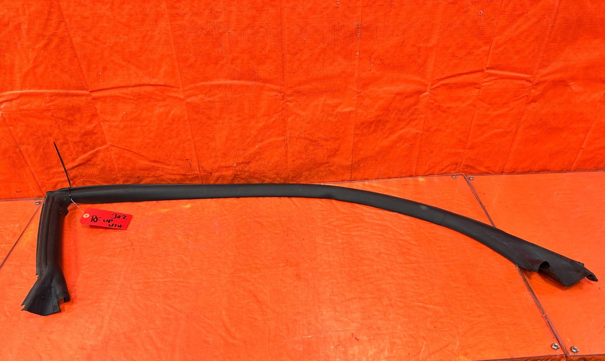 10-16 HYUNDAI GENESIS COUPE - RIGHT DOOR UPPER WEATHER STRIP SEAL OEM #3020