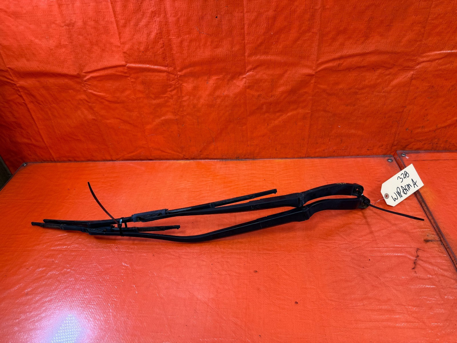09 15 INFINITI G37 CONVERTIBLE   LEFT & RIGHT WINDSHIELD WIPER ARMS   OEM #3280