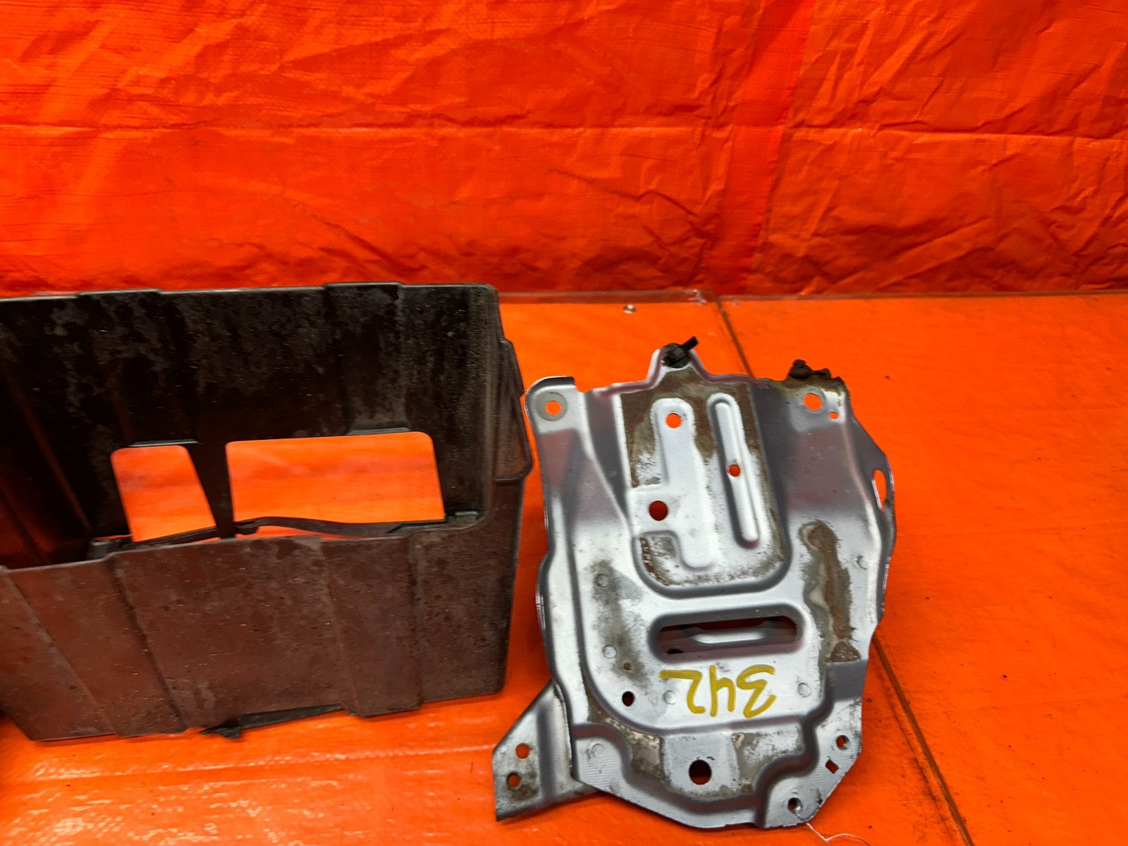 04-08 ACURA TSX 4D 2.4L K24A2 PLASTIC BATTERY TRAY HOLDER BASE MOUNT OEM #3428